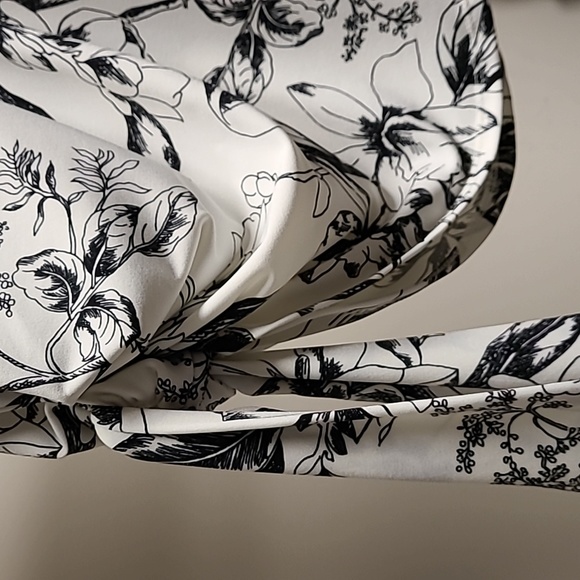 NWOT WHBM Floral Sleeveless Blouse. Size: XXSP. - Picture 3 of 5